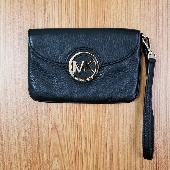 ❗SALE❗Michael Kors Wristlet - Picture 1 of 12